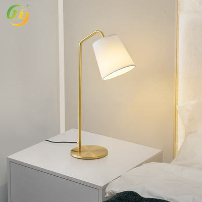 Modern Rustik Tarzı Kumaş Şekilli Yatak Odası Yatağın yanında LED Masa Lampası Sıcak Parlak Masa Çalışma Bakır Masa Fenerleri