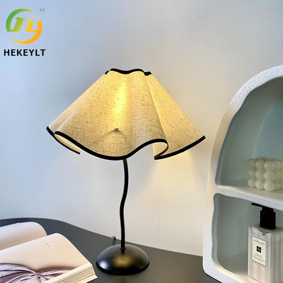 Modern LED Yatak Masa Lampası Petal Şemsiye Tipi S-Bar Metal Yatak Odası Otel Masa Lampası